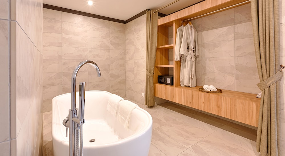 Lot 33 Boutique Hotel 48/50