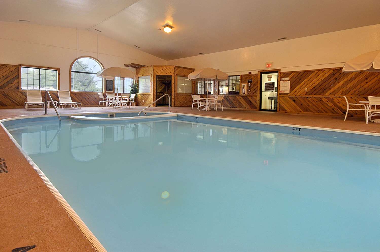 Super 8 Motel Coshocton Roscoe Village Area 8/16