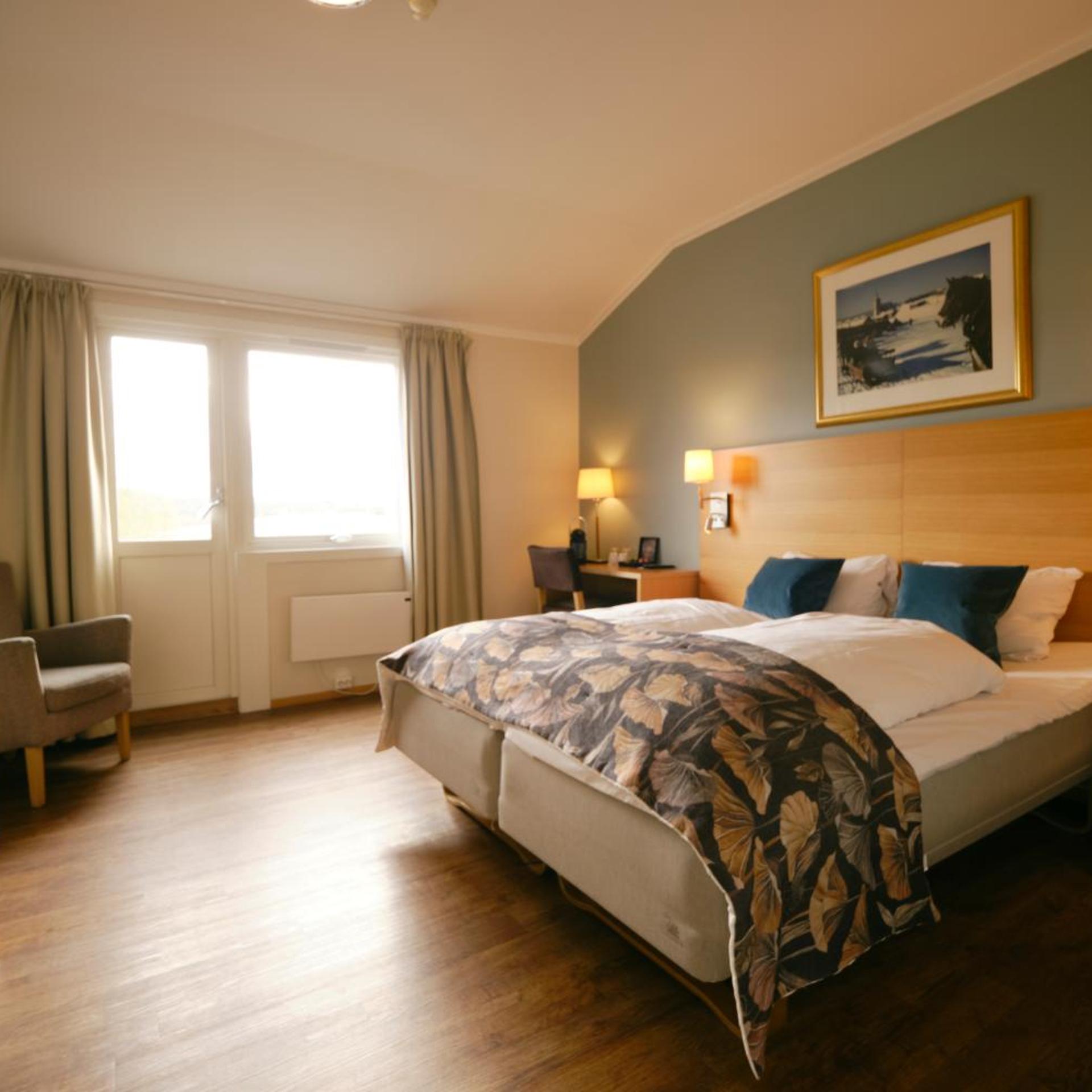 Room, Balcony