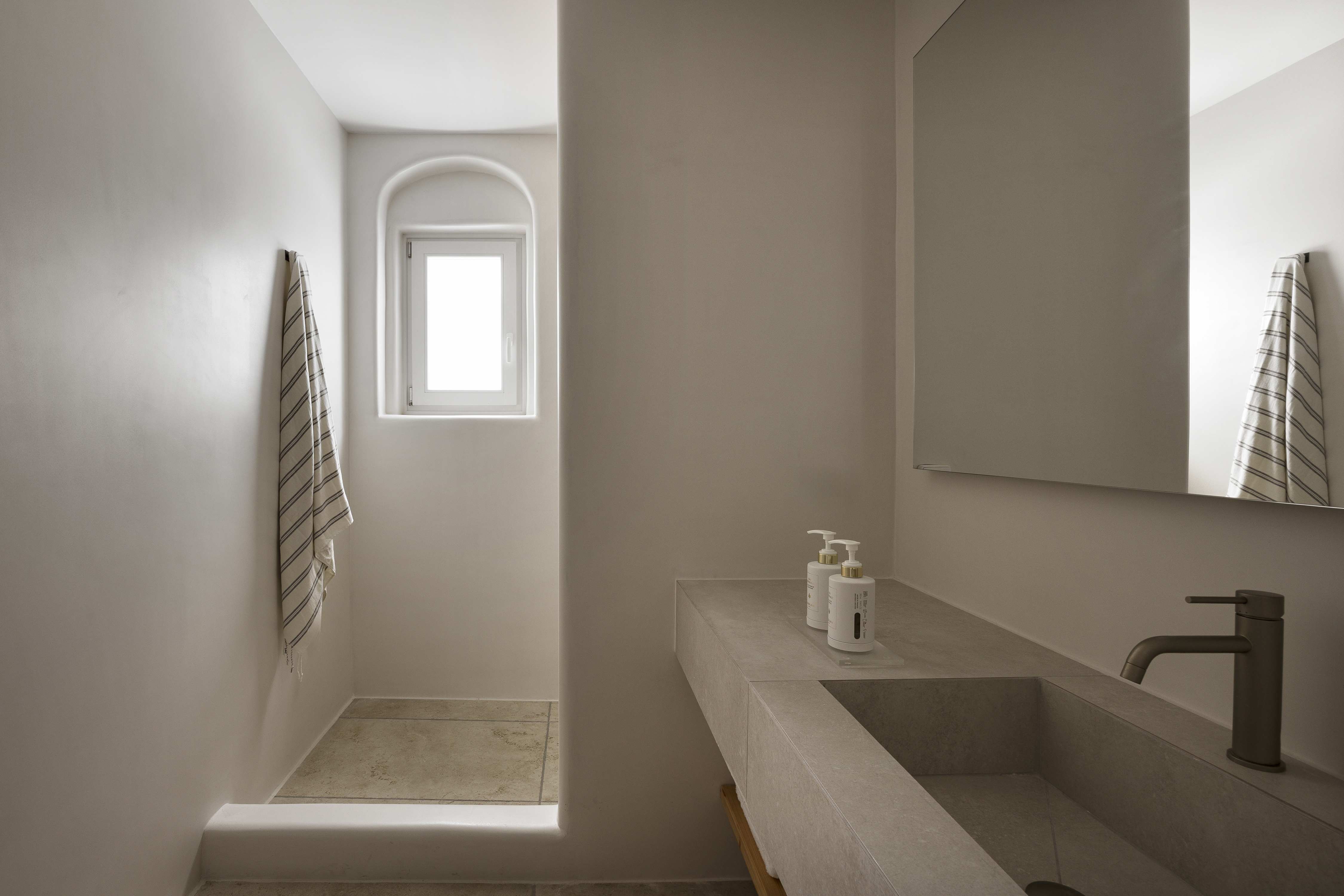 جناح شهر العسل بإطلالة على البحر بجاكوزي، NERO Light-Filled Suites 4/4