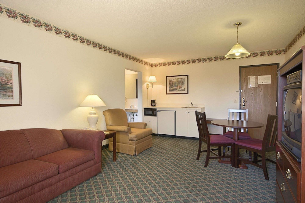 Travelodge by Wyndham Hudsonville 24/42