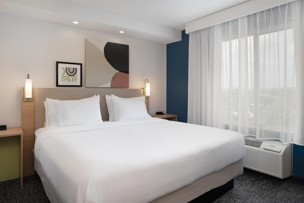 جناح بسريرين كينج مع أريكة بحوض استحمام، Spark by Hilton Lancaster 3/10