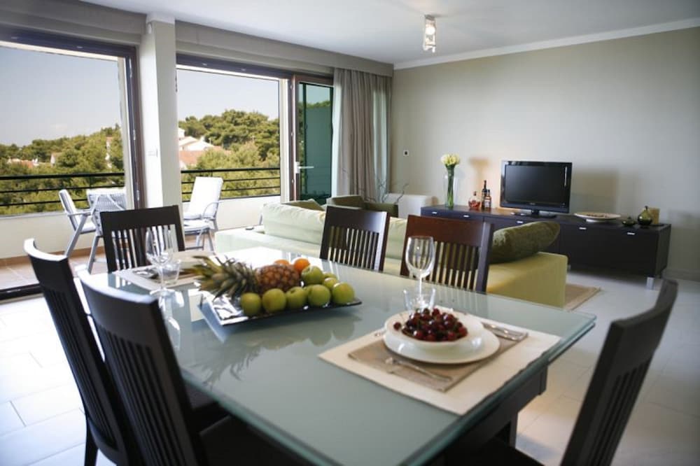THE RESIDENCE 52/71