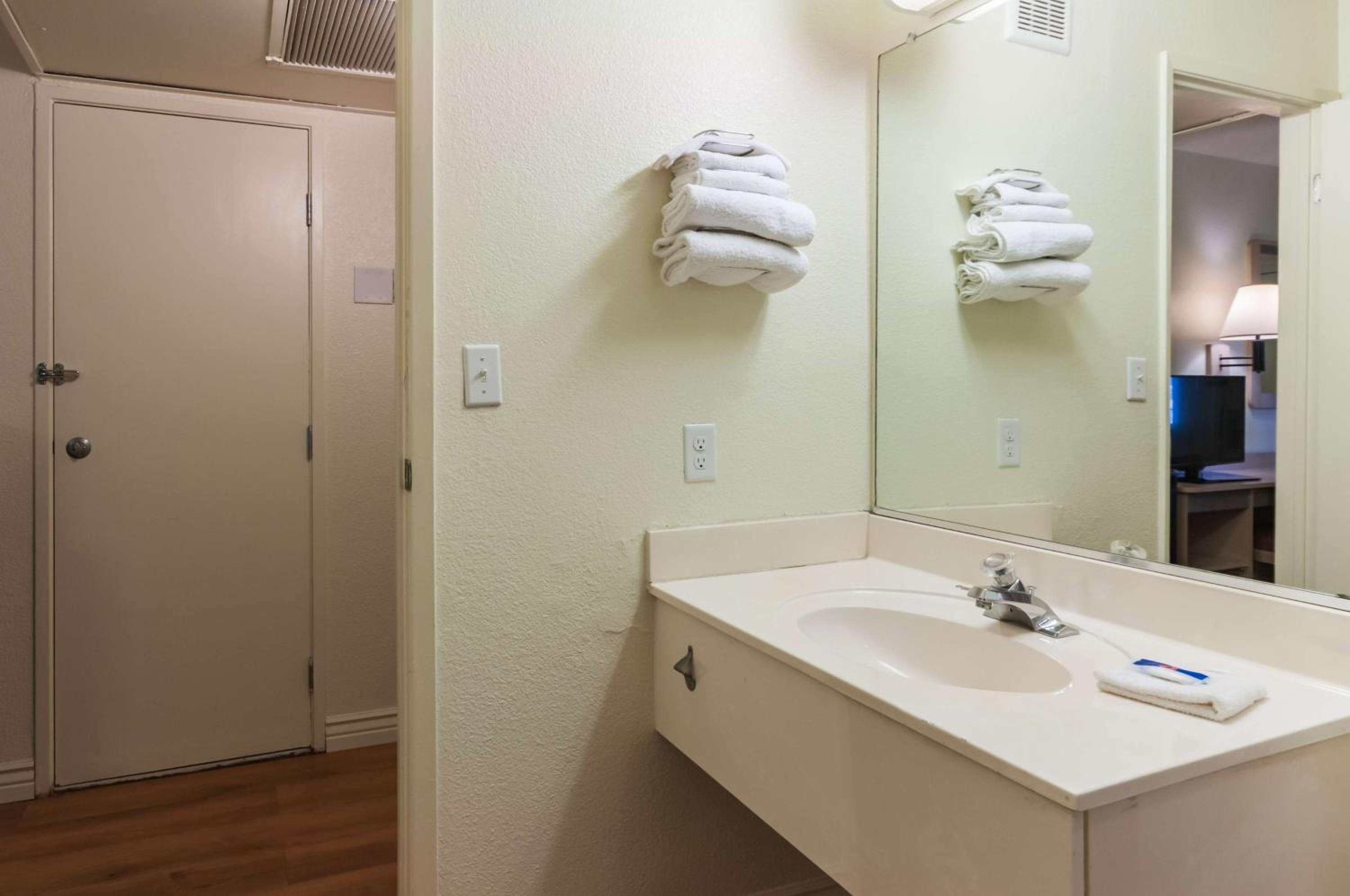 Room, Queen Bed, Smoking 7/10
