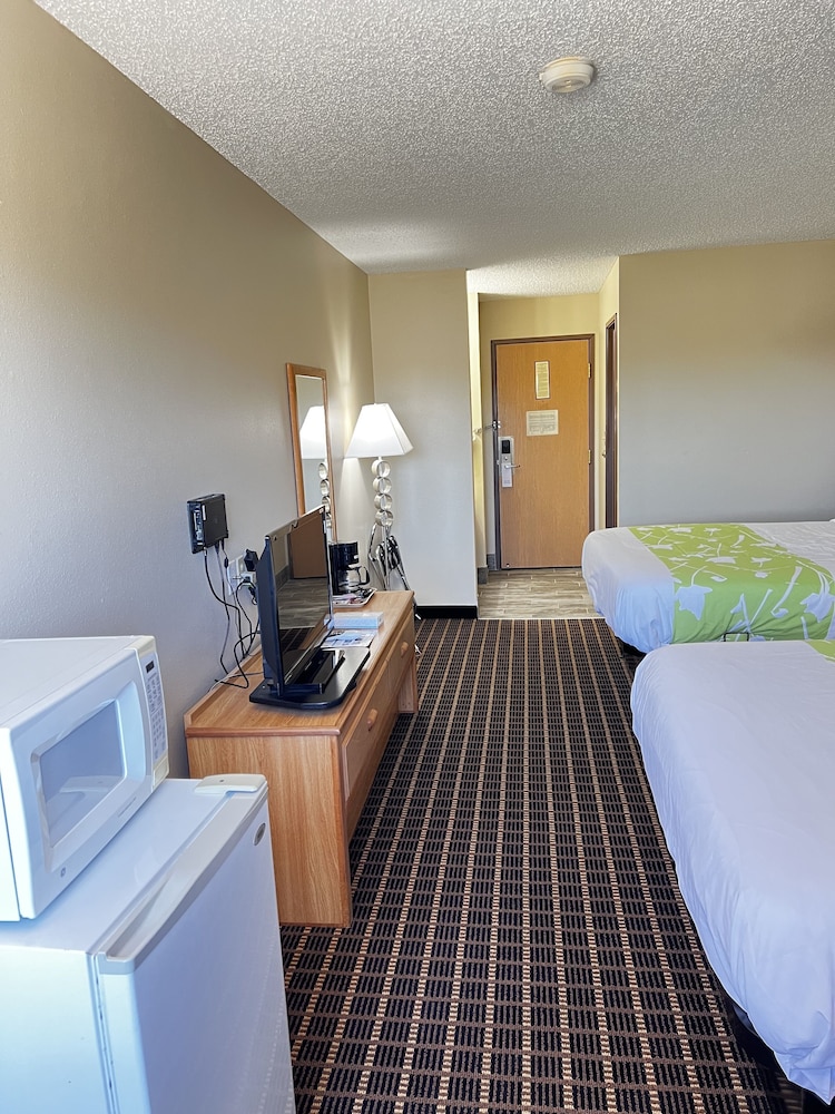 Designer Inn & Suites 11/69