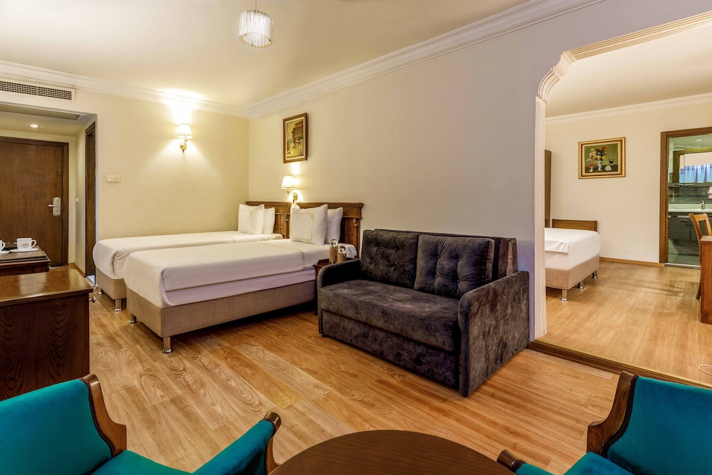 Golden Crown Hotel 24/66