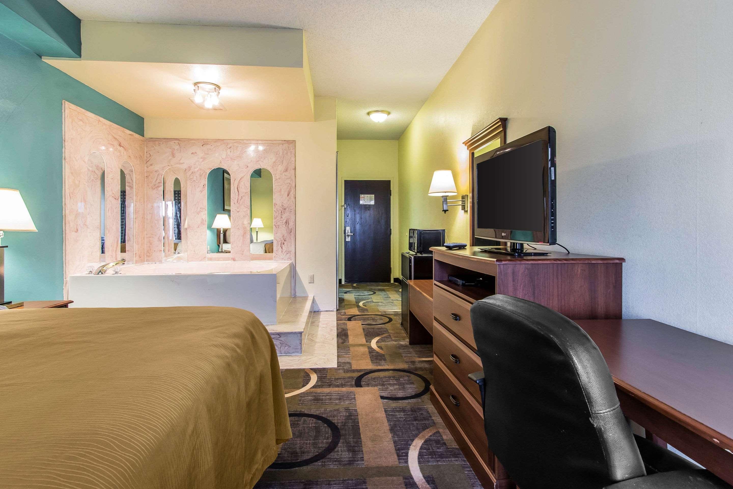 ROOM, KING BED