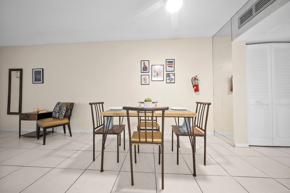 Coco Palms Apartments by Lowkl 16/28