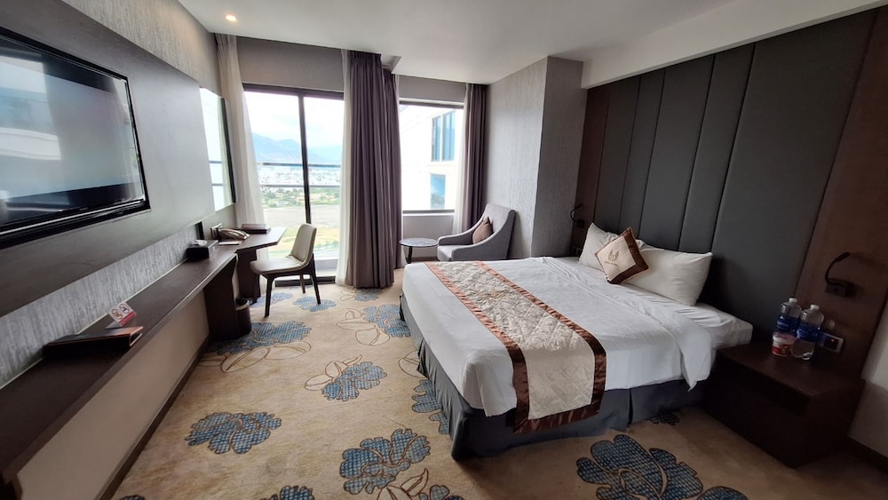 Premier, Queen Bed, City View