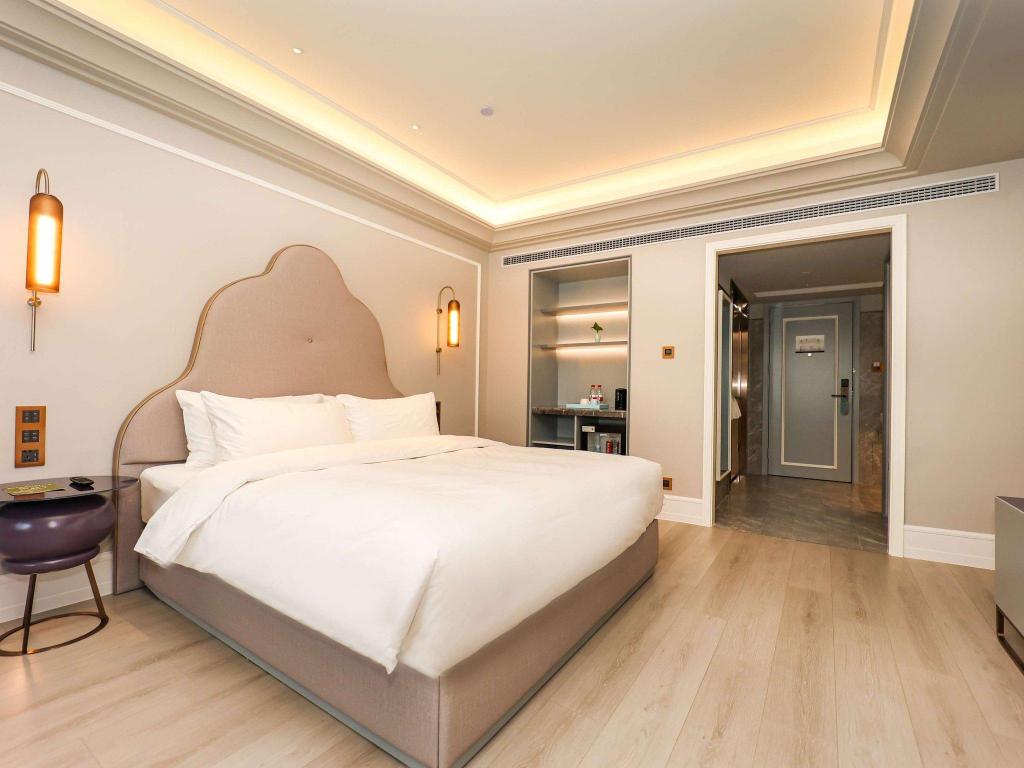 DELUXE, KING BED