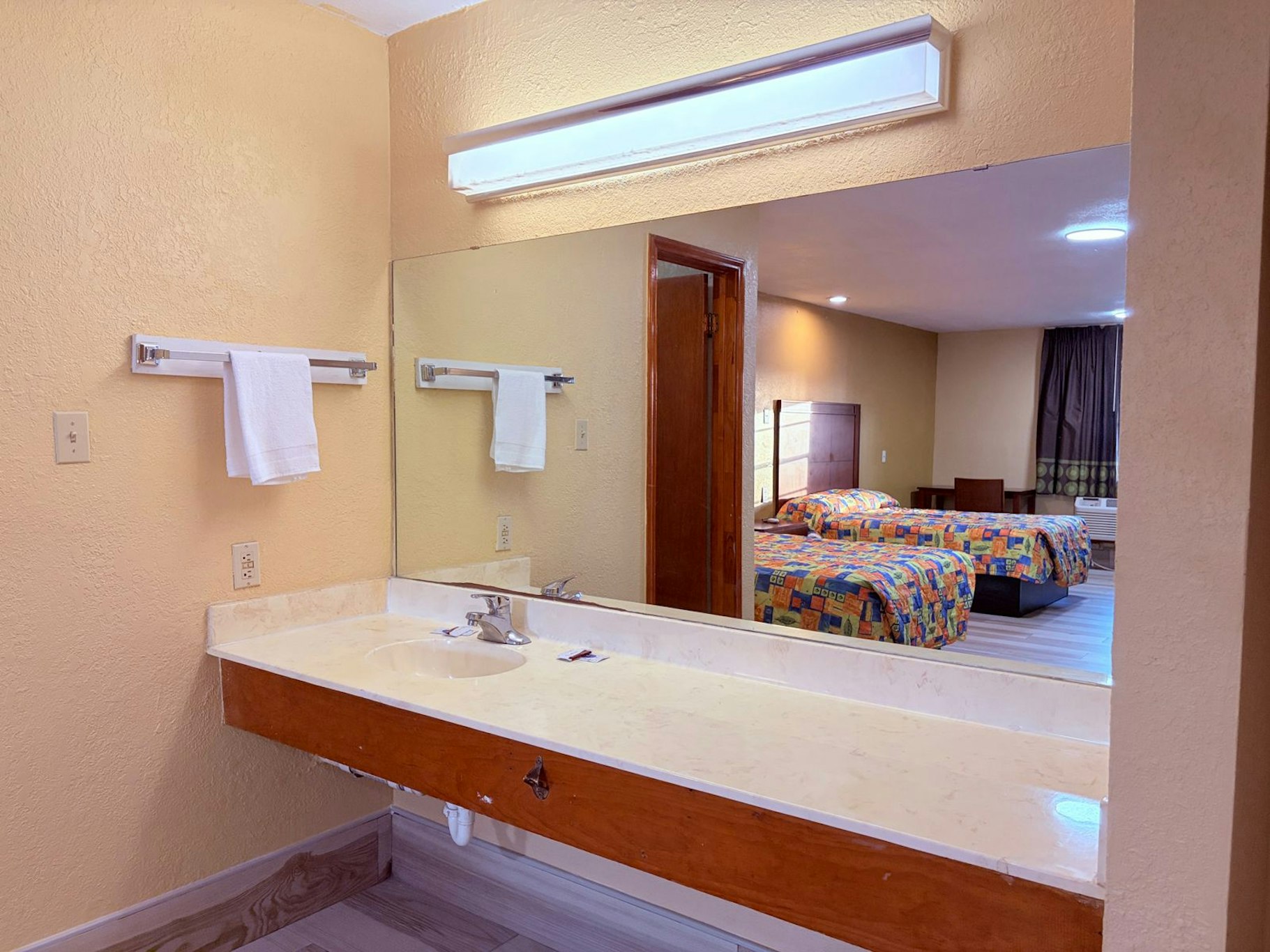 Aloha Inn McAllen Airport near Medical center Tx 40/40