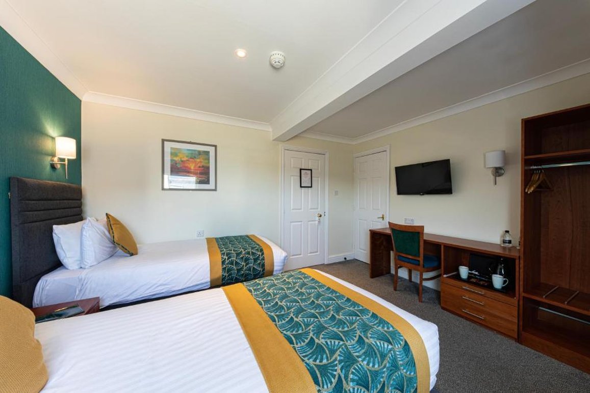 The Beaches Hotel 24/100