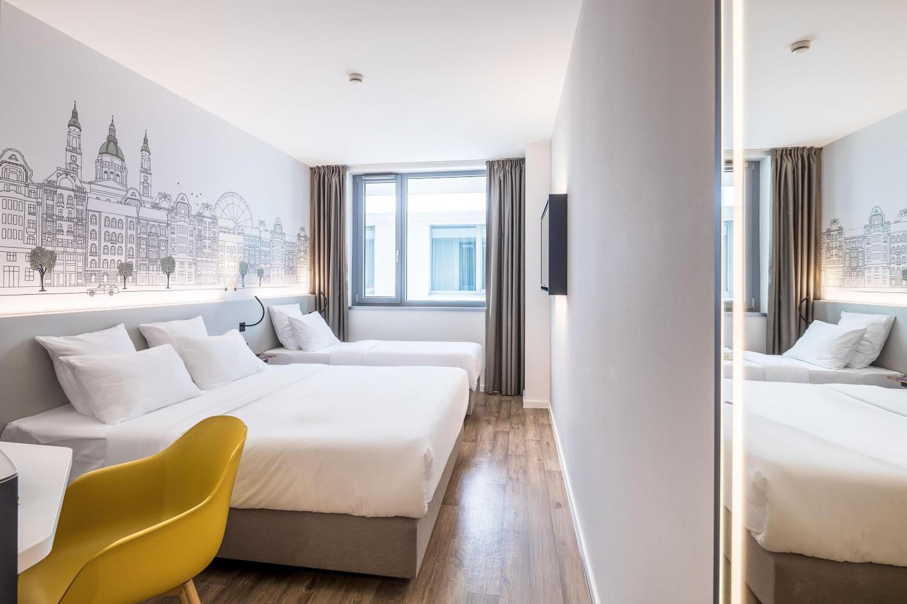 Room, Triple, Queen Bed