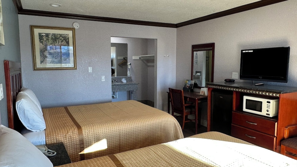 Standard, Single, 2 Queen Beds