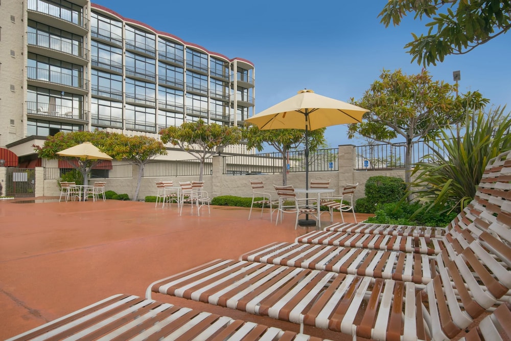 Oakland Airport Executive Hotel 63/65