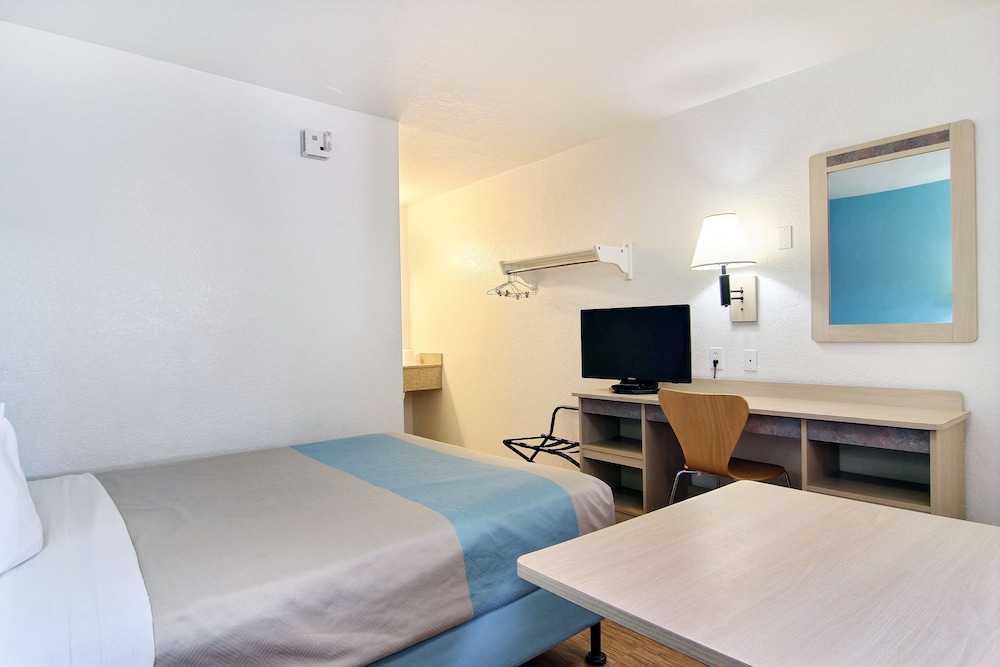 Motel6 Lubbock, TX 24/42
