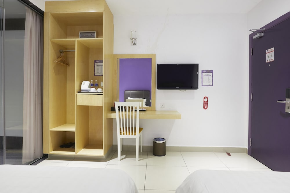 East Sun Hotel by ZUZU 70/91