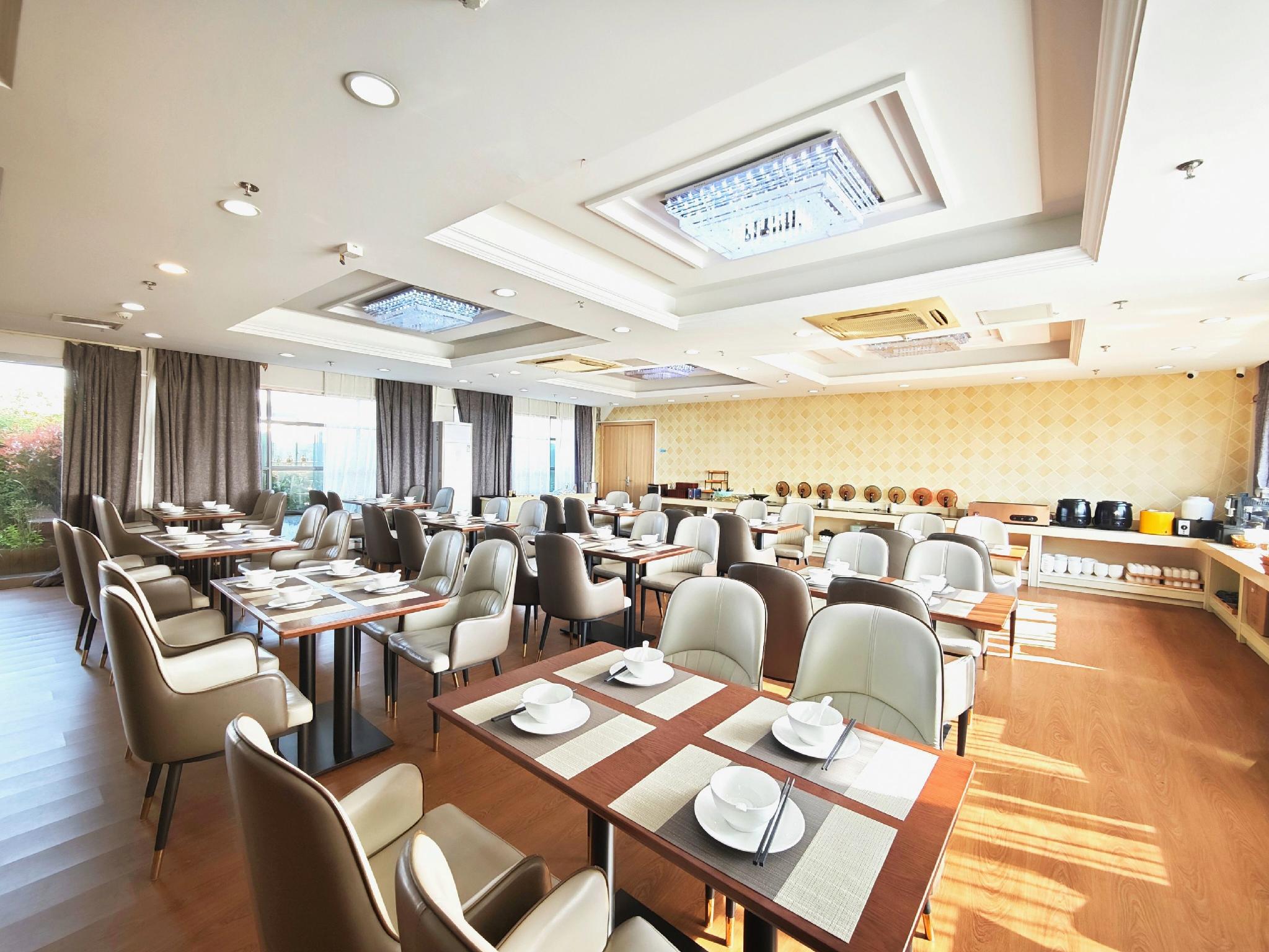 Vienna Hotel (Shanghai Jing'an Gaoping Road) 31/44