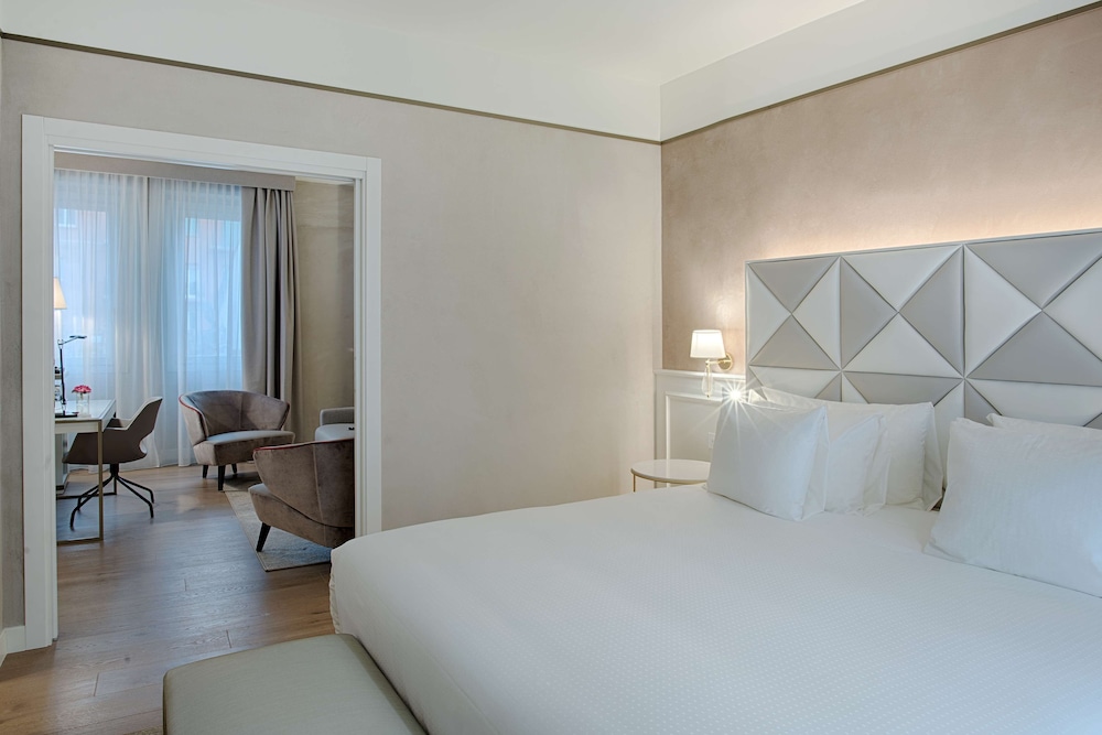 SUITE, WITH EXTRA BED