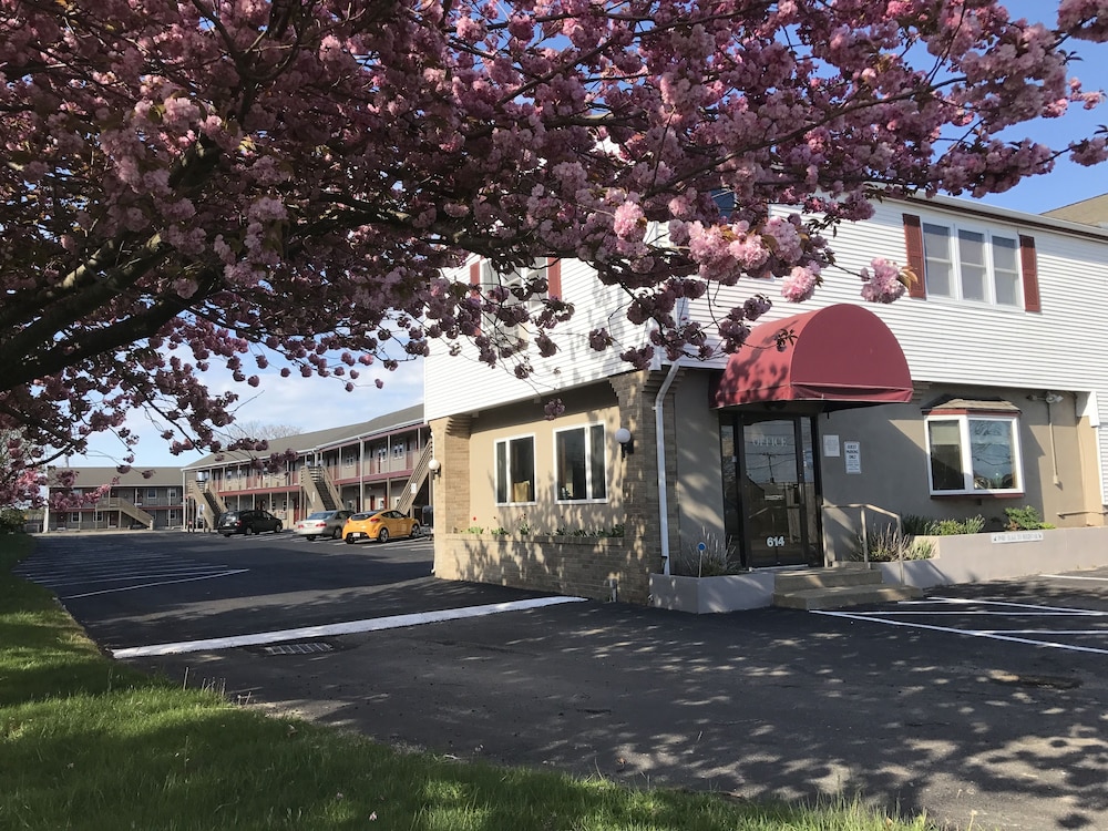 Hyannis Host Inn 3/33