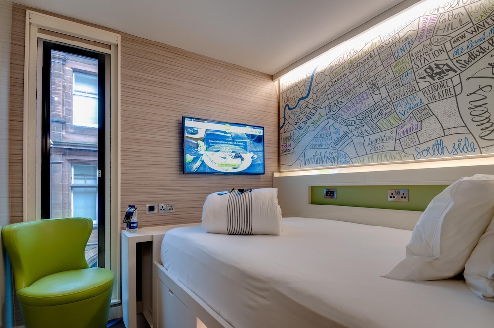 غرفة قياسية بسرير مزدوج