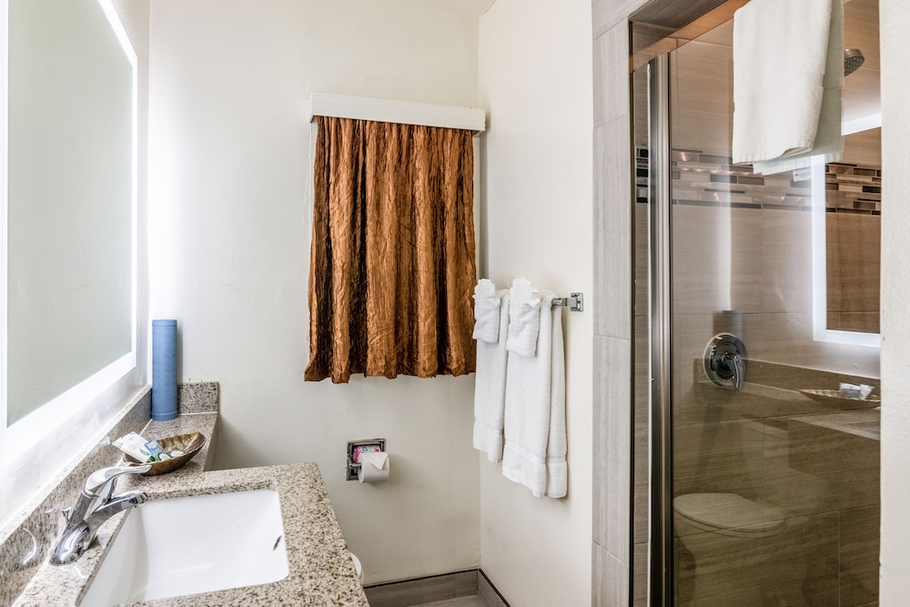 Inn at 50 - Long Beach Convention Center 8/34