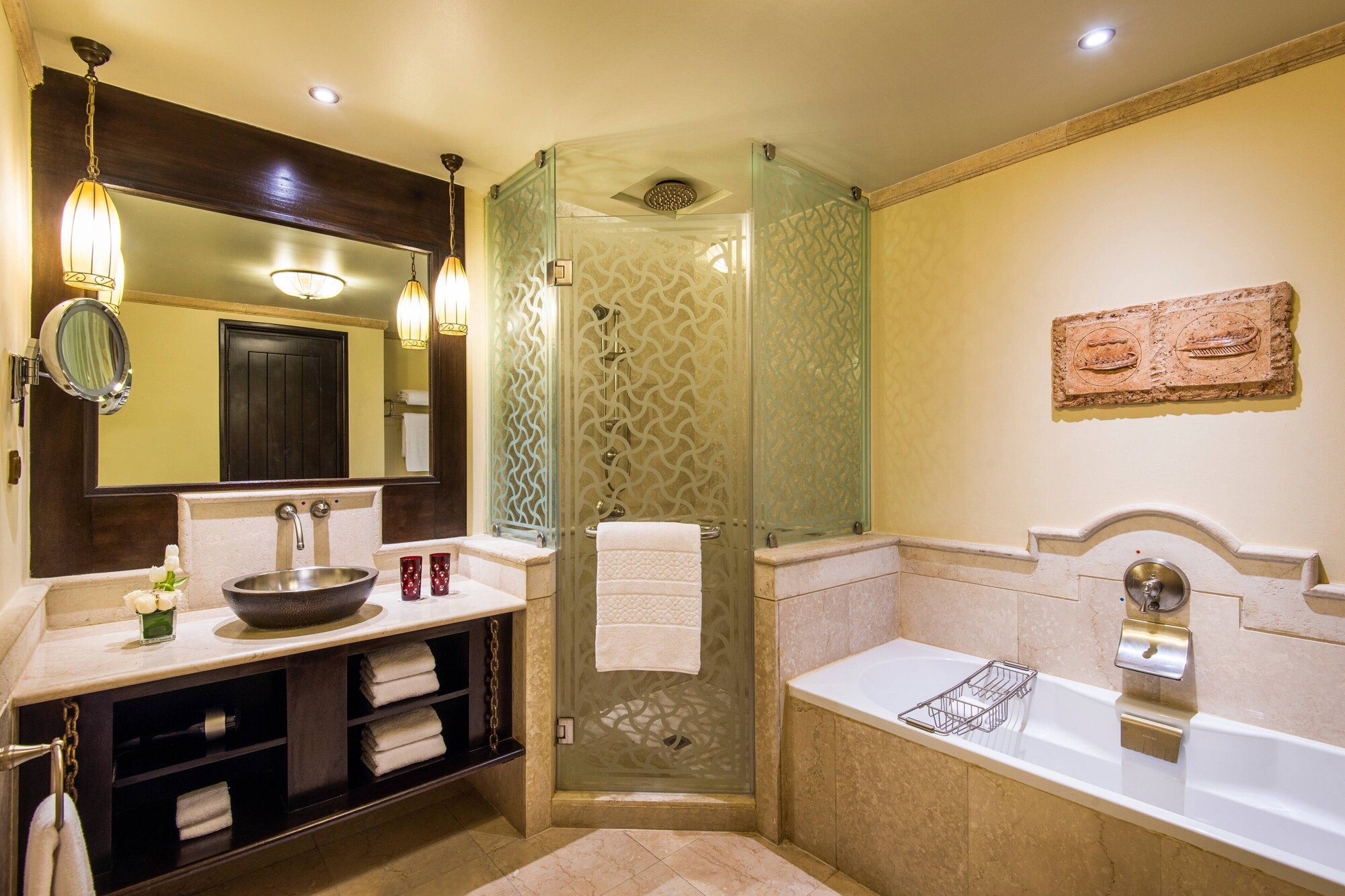 غرفة ديلوكس بسرير كينج بإطلالة على المسبح، Sharq Village & Spa, a Ritz-Carlton Hotel 5/7