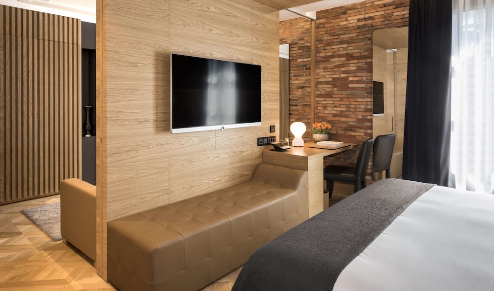 Monument Hotel 23/53