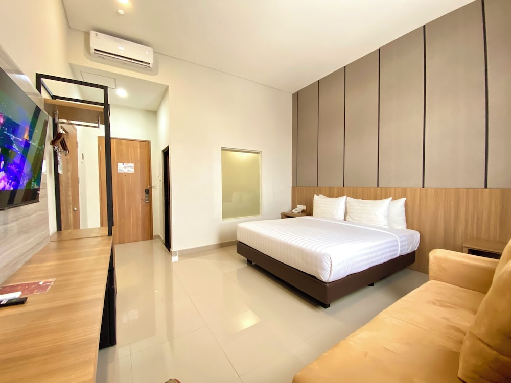 Front One Hotel Gombong 18/48