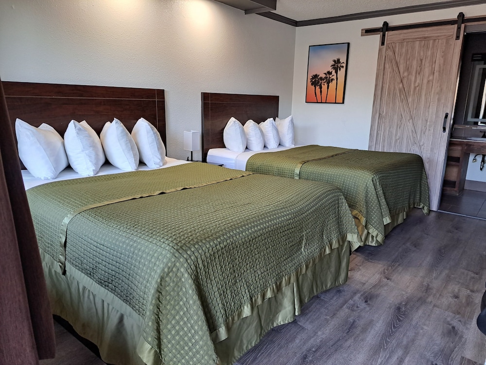 STANDARD, 2 QUEEN BEDS