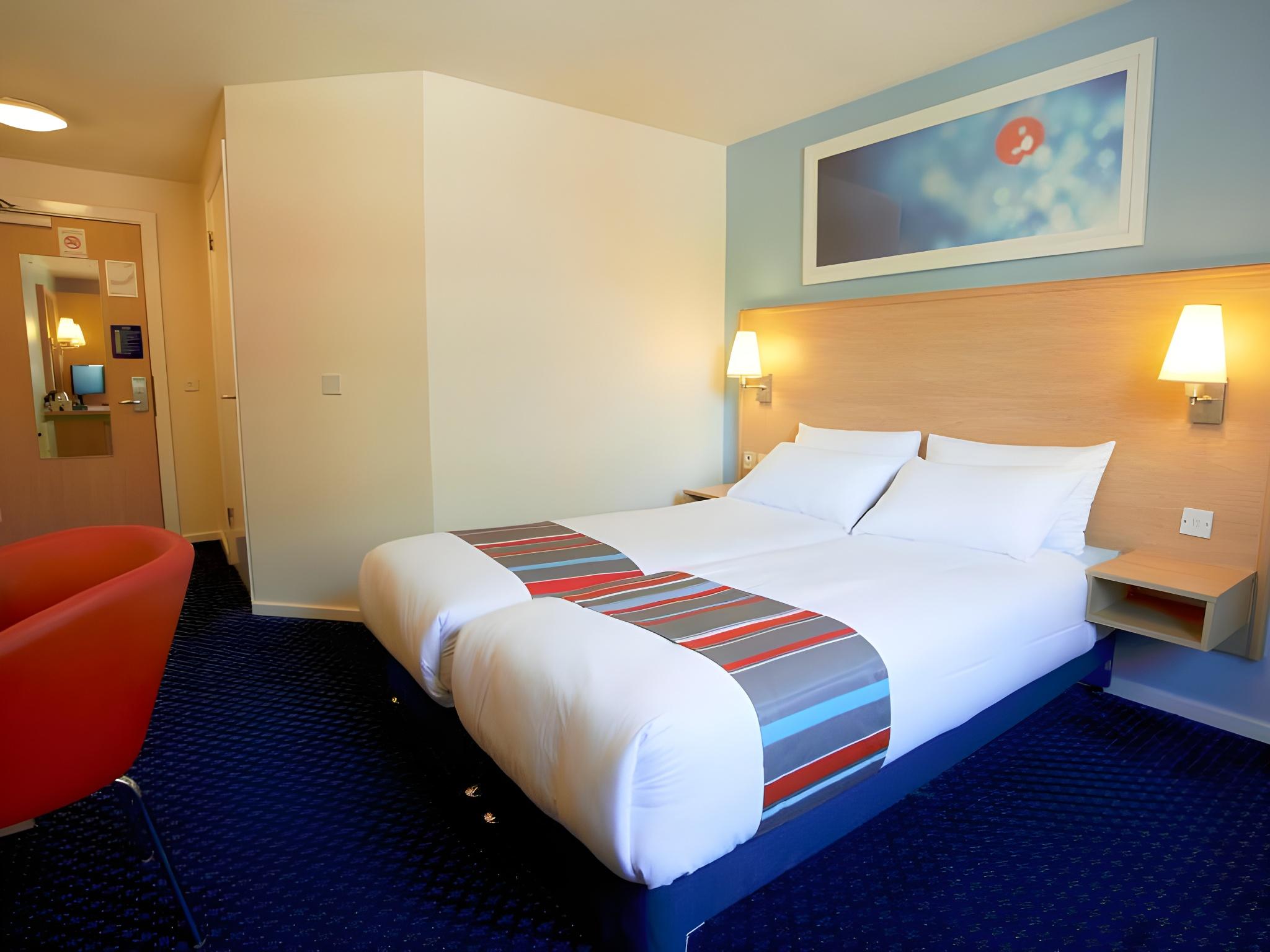ROOM, DOUBLE BED