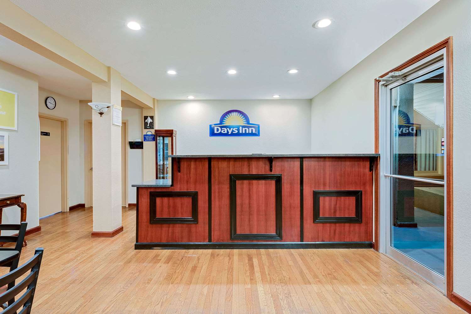 Days Inn by Wyndham Fairmont 2/8