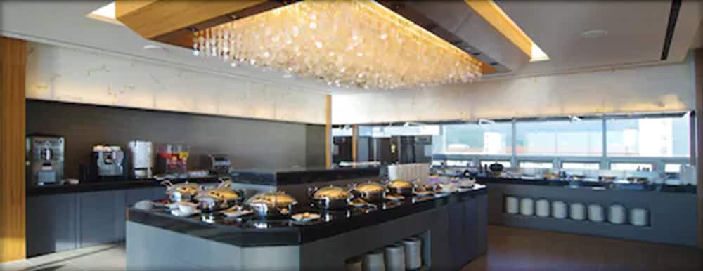 The Class 300 Hotel and Condominium 28/36