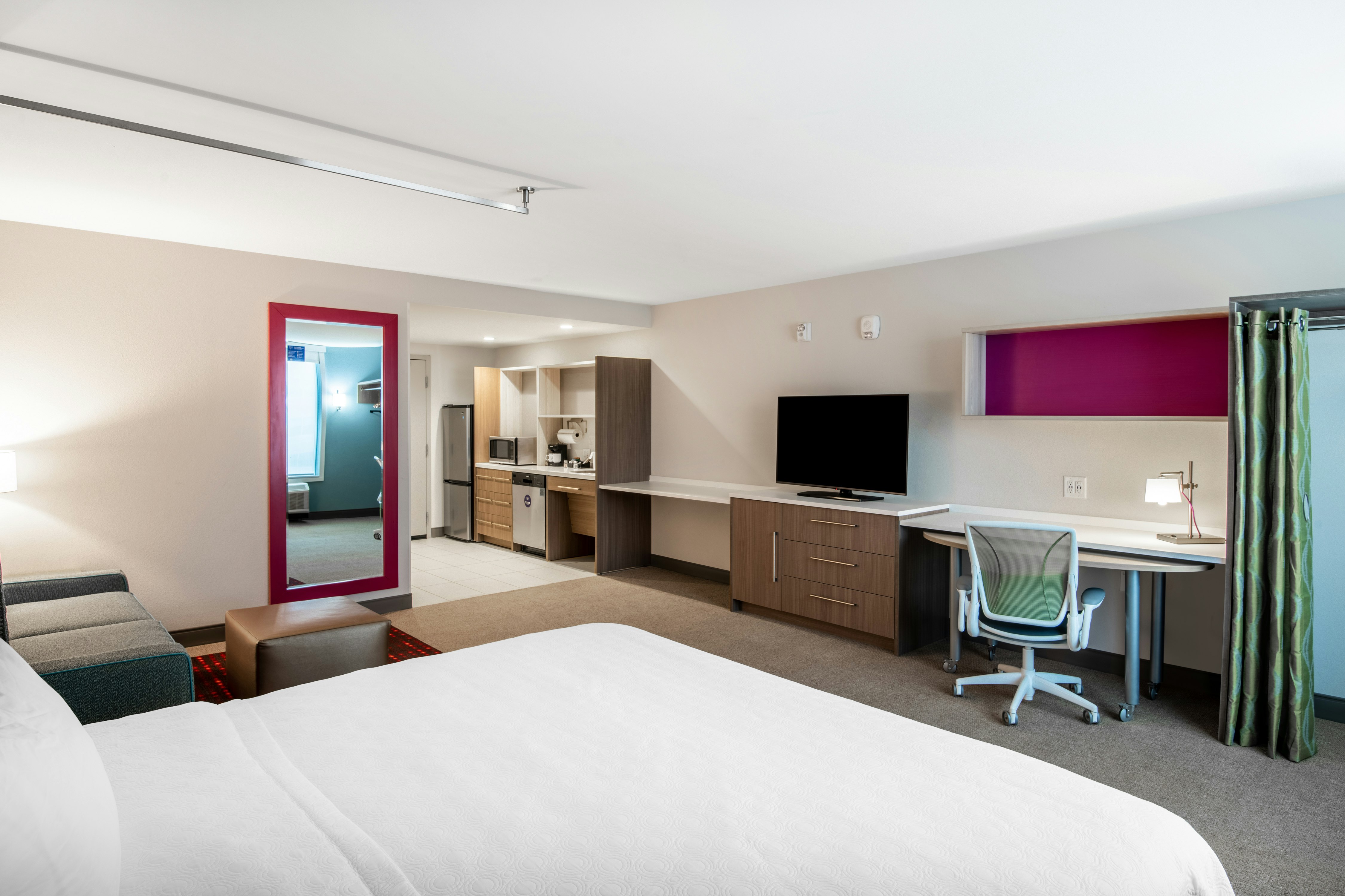 STUDIO, KING BED, ACCESSIBLE
