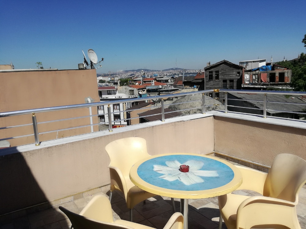 By Historial Hotel Due 2/35
