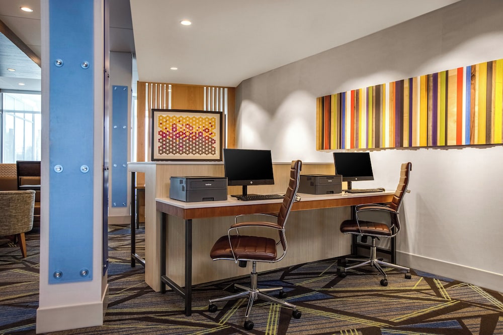 Holiday Inn Express Suites Sanford 50/54