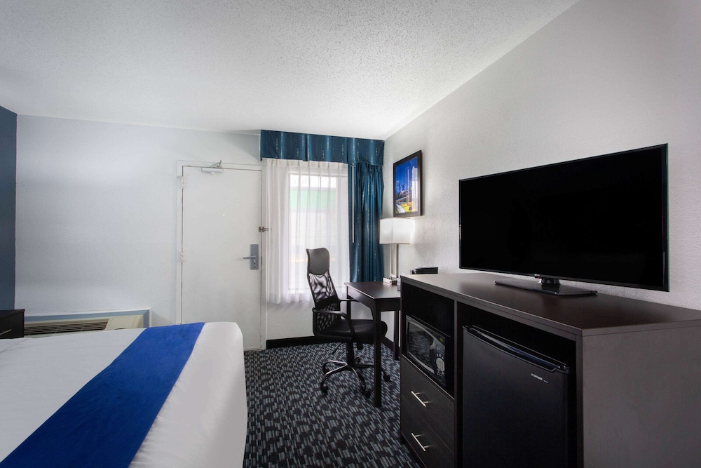 Clarion Pointe Charlotte 49/57