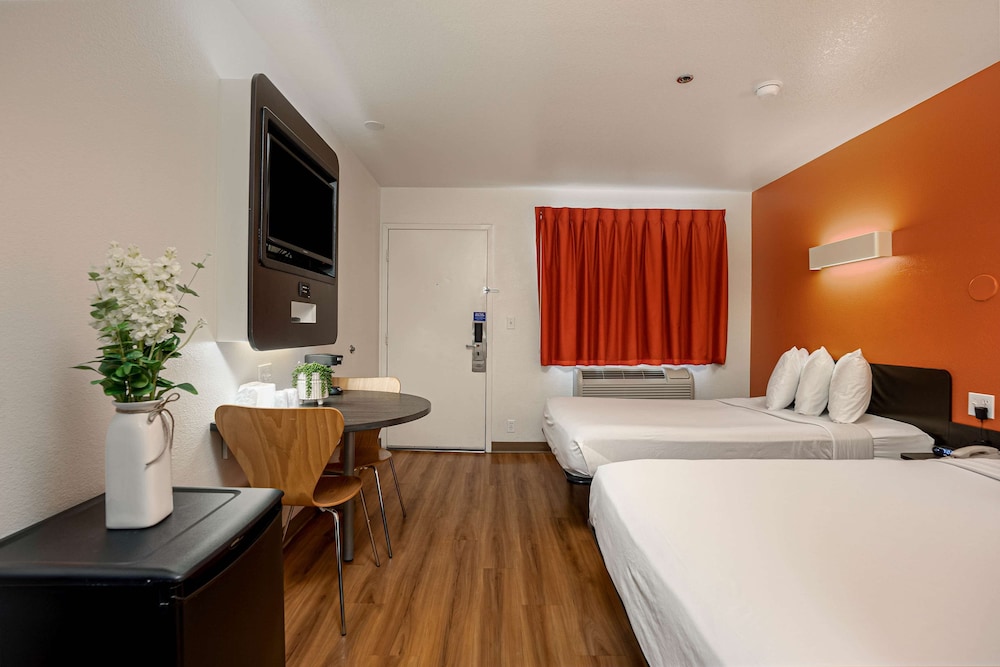 Motel6 Temecula, CA - Historic Old Town 40/62