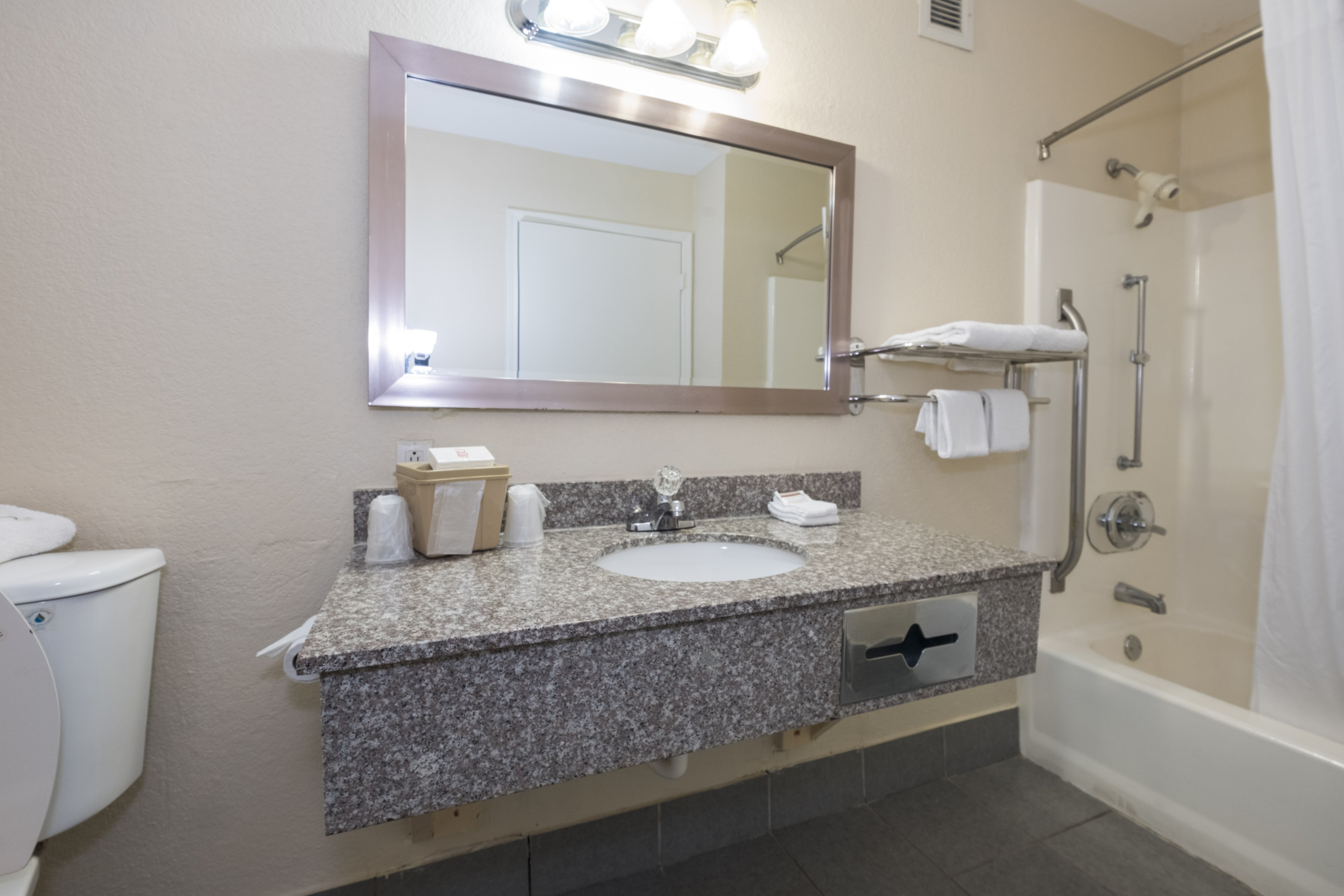 غرفة قياسية بسريرين مزدوجين، Red Roof Inn Mobile Midtown 7/9
