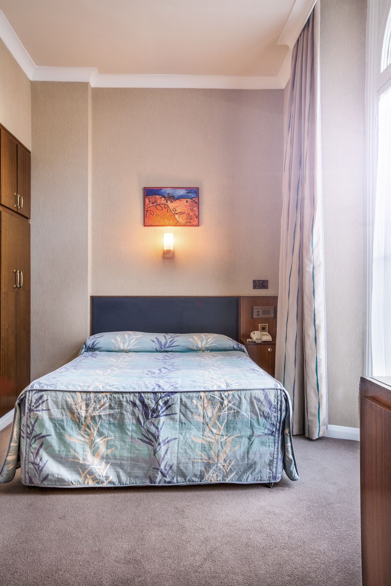 ROOM, SINGLE