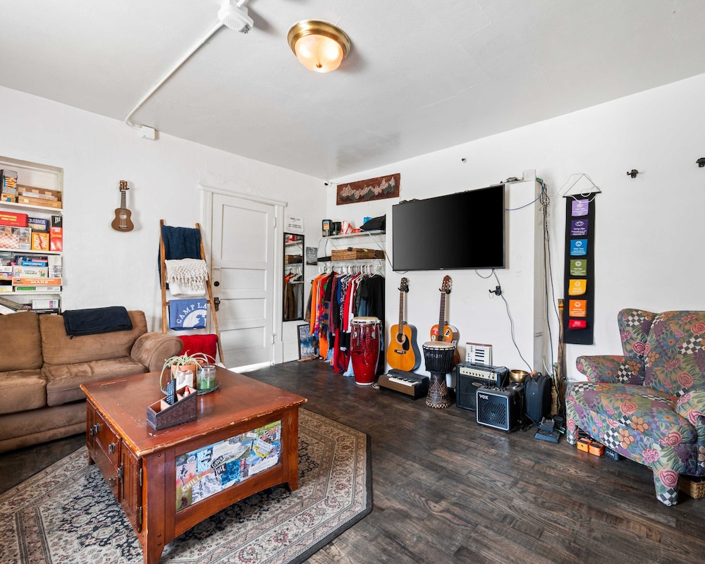 Bunk & Brew Historic Lucas House 45/71