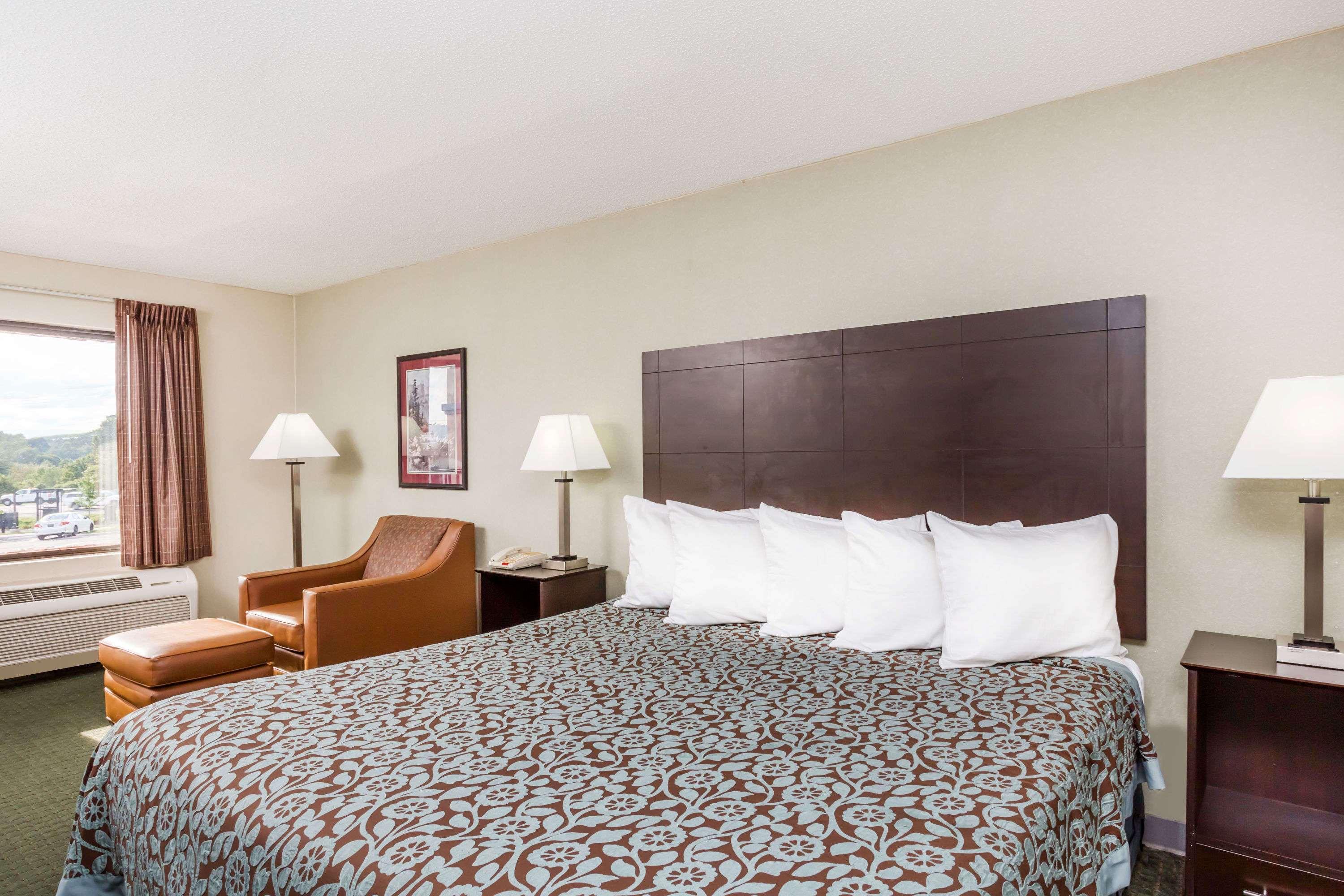 Days Inn by Wyndham Hendersonville 6/17