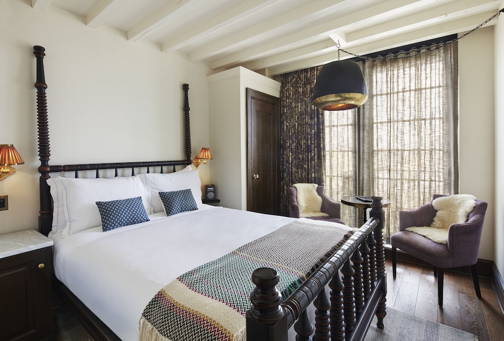 STUDIO, QUEEN BED