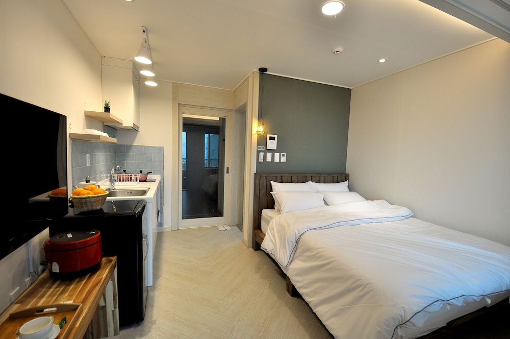 STUDIO, DOUBLE BED