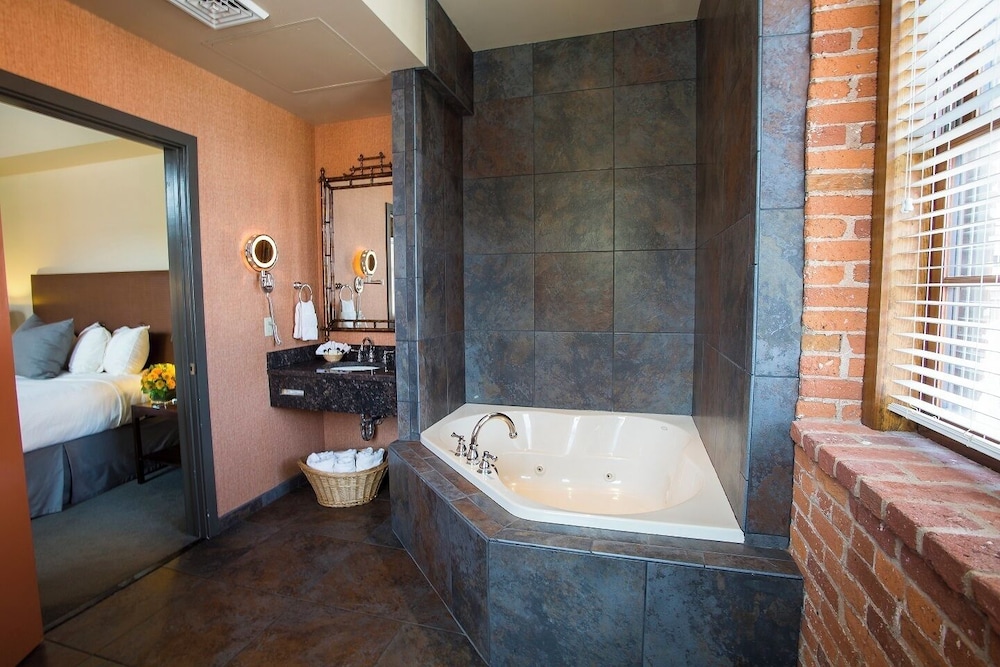ROOM, KING BED, JETTED TUB