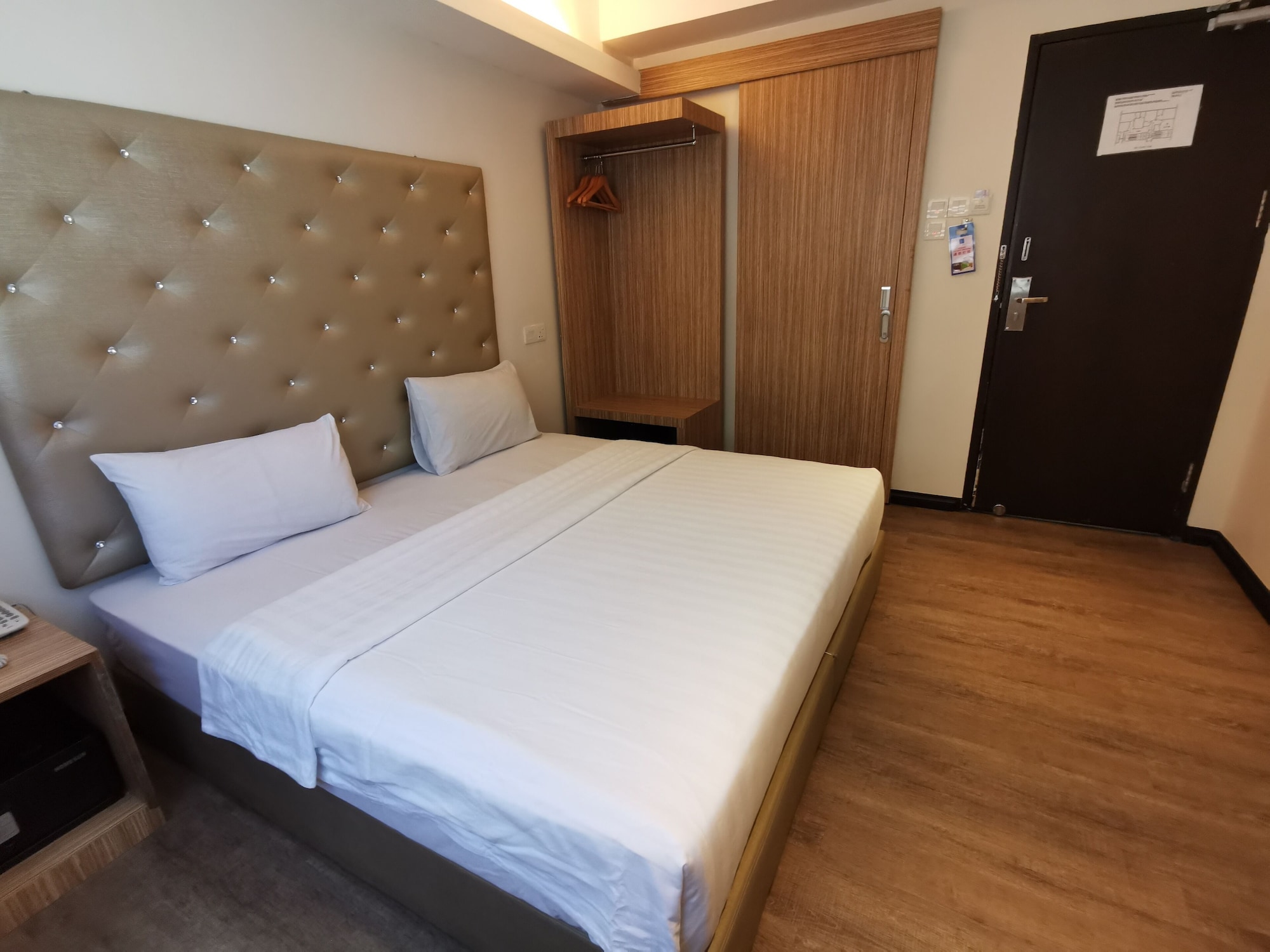 DELUXE, KING BED