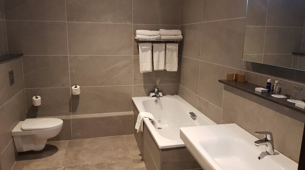 Amber Springs Hotel Health Spa 49/50