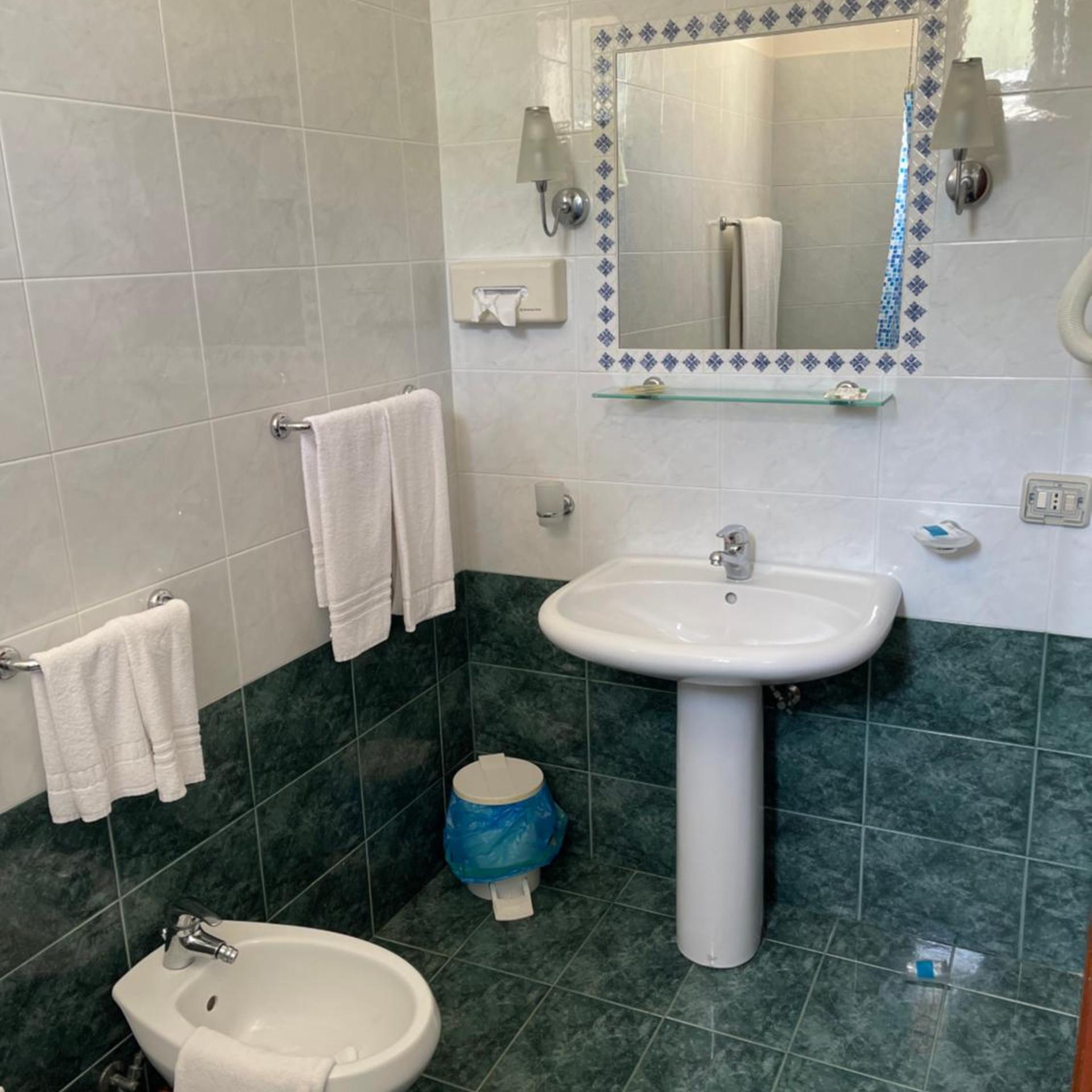 غرفة بسرير مزدوج أو سريرين منفصلين، Hotel Miramare Garzia 4/5