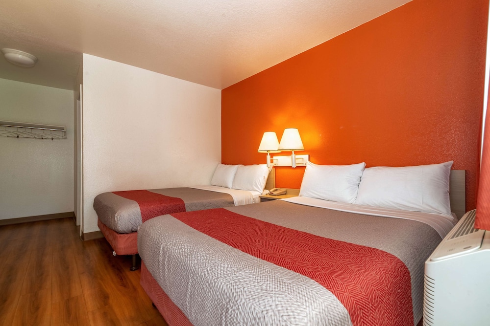 Motel6 Palm Springs, CA - East - Palm Canyon 13/50