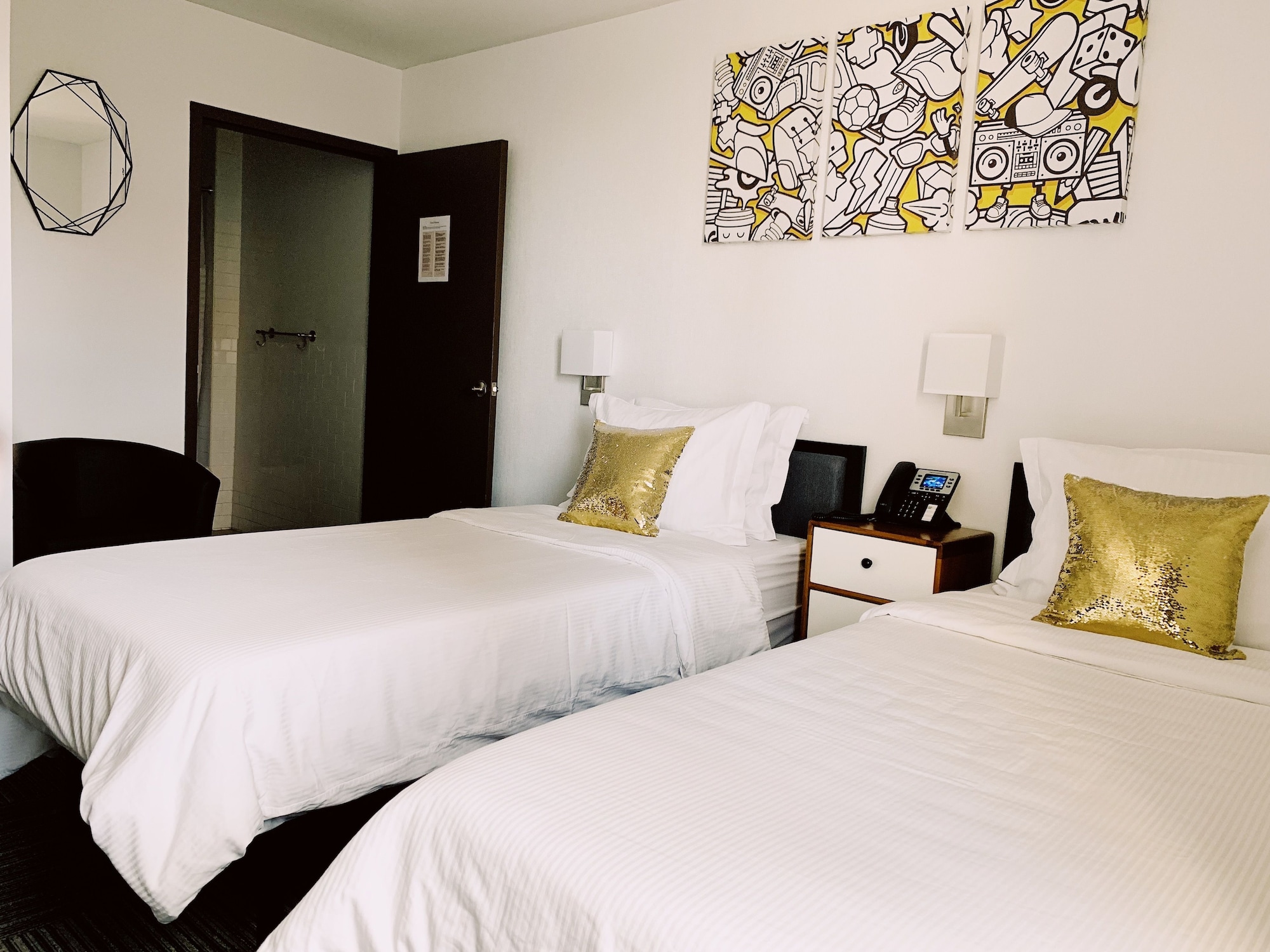ROOM, TWIN BEDS